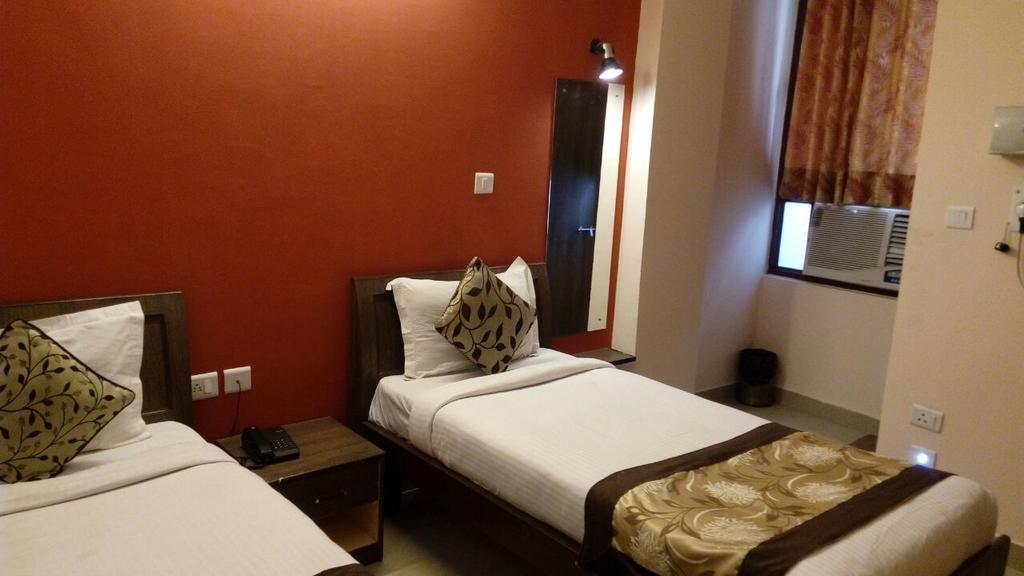 Hotel Shanta Vs Continental Lucknow Esterno foto